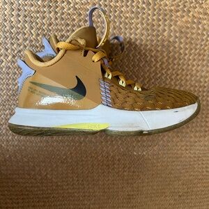 Nike kids sneakers LeBron Witness 5 PS 'Wheat' 1.5Y